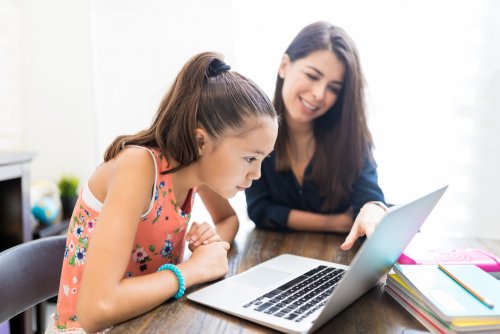 Profesora dando clase a su alumna desde casa con la llamada escuela en casa o homeschooling.