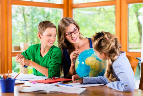 Homeschooling: profesora dando clase a sus alumnos en casa.