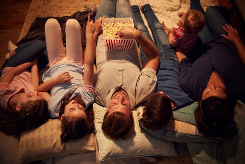 Ideas para una gran sesión de cine familiar en casa.