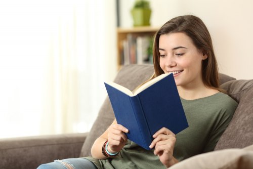 Adolescente leyendo libros juveniles.