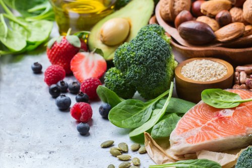 Assortiment d'aliments frais et sains.