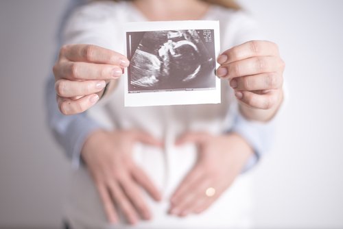 La psicología perinatal estudia la relación entre la madre y el feto.