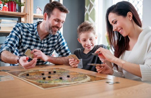 Por qué no debes dejar a tu hijo ganar en los juegos
