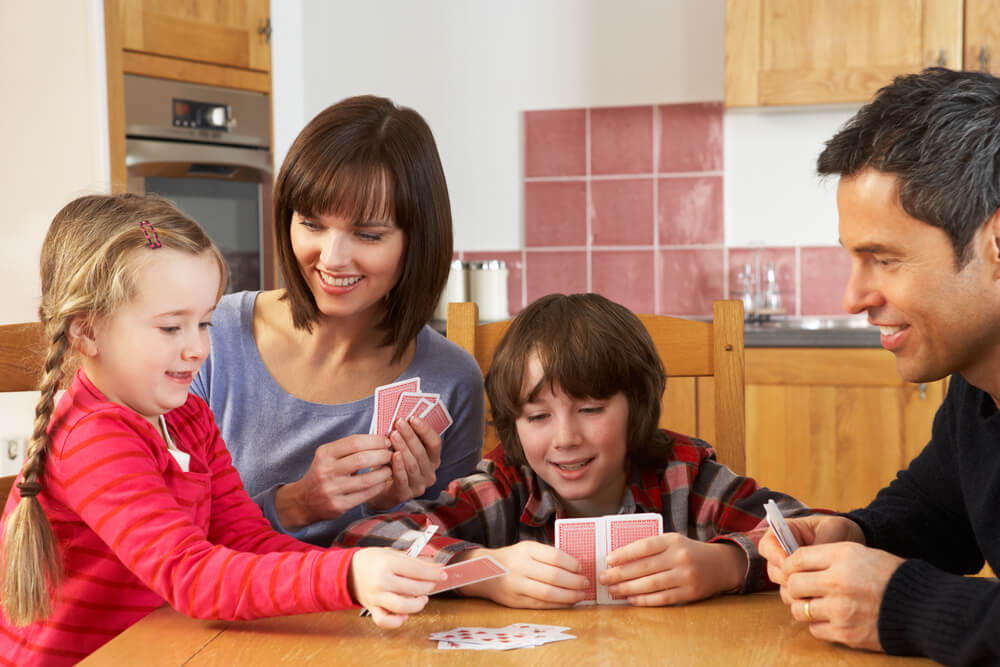 Une famille qui joue aux cartes.