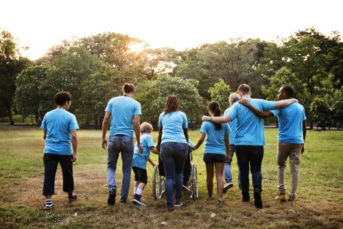 Grupo de personas reflexionando sobre la diversidad y la escuela como un factor de protección ante la exclusión.