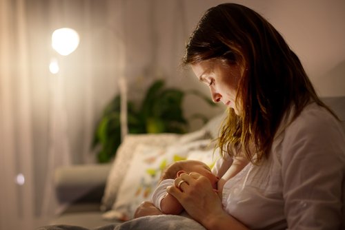 Mujer dando de mamar a su bebé.