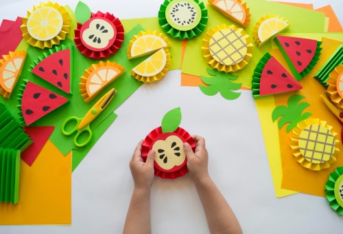 Manualidades de frutas con cartulina para niños.