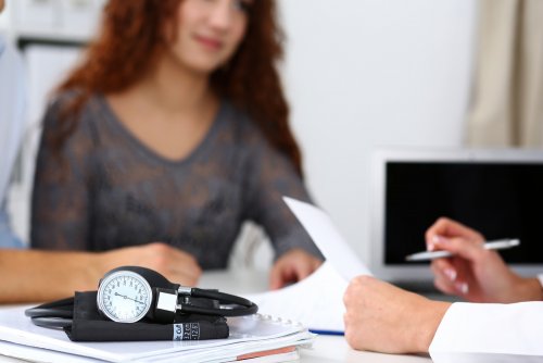 Mujer en la consulta del médico para el tratamiento de la incompatibilidad de Rh durante el embarazo.