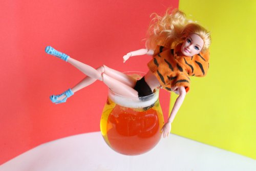 Muñeca Barbie posando.