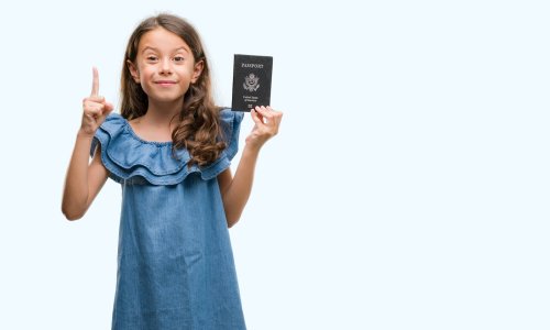 Niña con su pasaporte de la mano.