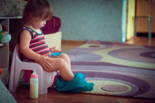 Niña aprendiendo a usar el orinal para dejar el pañal.