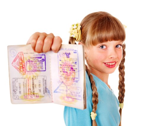 Niña enseñando los sellos de su pasaporte.