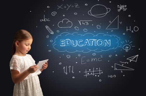 Niña con una pizarra detrás en la que pone 'educación' para presentar el movimiento de la escuela nueva.