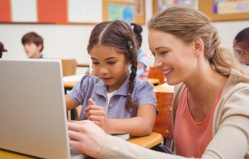 Niña con su profesora trabajando los hábitos de la mente en el aula.