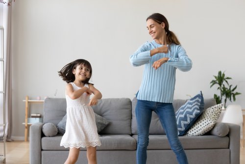 La empatía es uno de los valores esenciales dentro del papel de la cuidadora. Aquí, una niña bailando con su cuidadora.