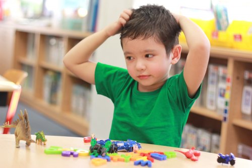 Niño con un buen comportamiento gracias a que ha aprendido que es la obediencia del niño de 3 a 6 años.