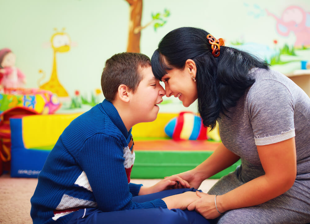 Niño con discapacidad recibiendo cuidados especiales en el colegio.