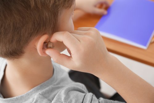 Niño con pérdida auditiva.