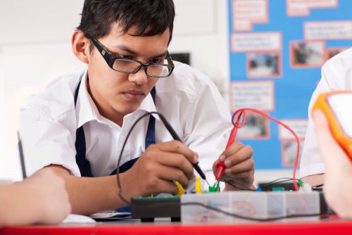 Niño en clase de robótica para su orientación vocacional.