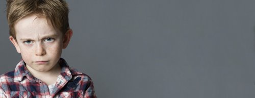 Enfant très sérieux apprenant quelles sont les limites saines pour un bon développement.