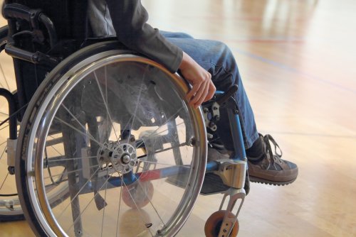 Niño con discapacidad motora en su silla de ruedas.