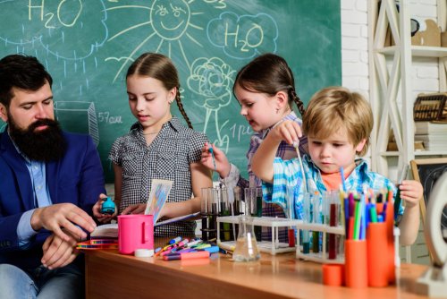 Niños en clase de ciencias poniendo usando el aprendizaje basado en retos.