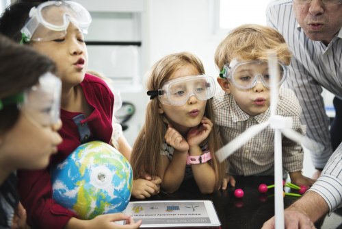 Enfants avec une énorme attention à l'apprentissage en classe de sciences.