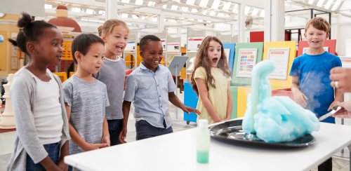 Niños sorprendidos con un experimentos de ciencias aumentando su curiosidad por el aprendizaje.