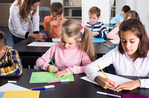 Niños aplicando estrategias metacognitivas en el aula.