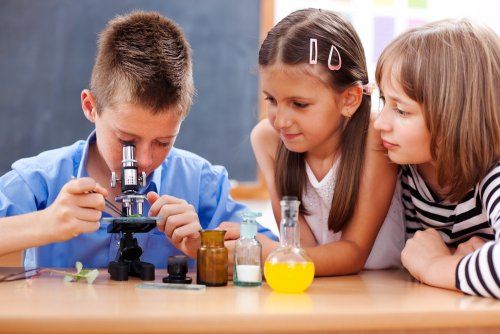 Niños en el laboratorio de ciencias haciendo una práctica.