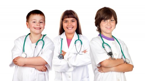 Niños jugando a los médico para la orientación vocacional.