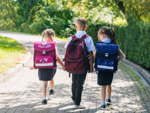 Niños yendo a clase el primer día de colegio.