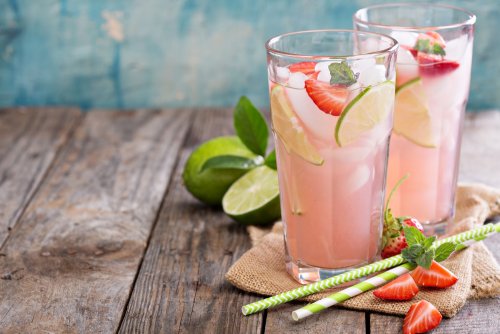 Refresco casero de fresa y frutos rojos.