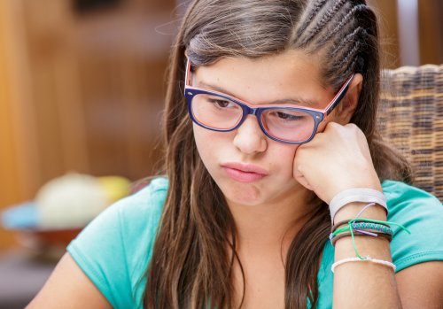 Adolescente pensando en su ídolo.