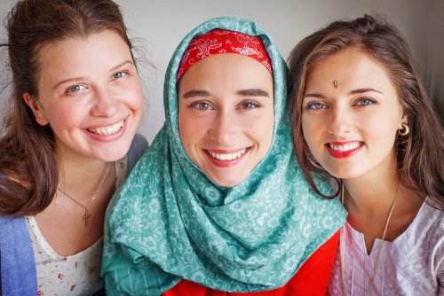 Chicas amigas de diferentes culturas felices.