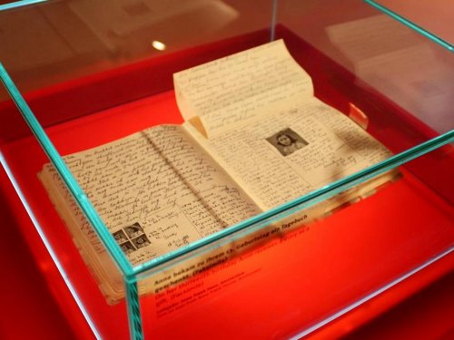 El Diario de Ana Frank en una vitrina de museo.