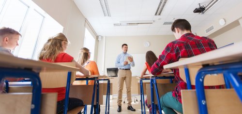 Profesor docente dando clase a sus alumnos aplicando el modelo TPACK.