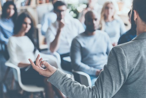 Docentes hablando sobre la autorreflexión en educación.
