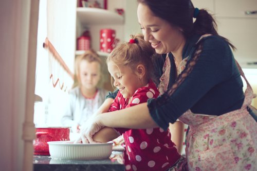 Mamá cocinando con sus hijas para estar presente.