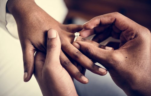 Matrimonio poniéndose los anillos.