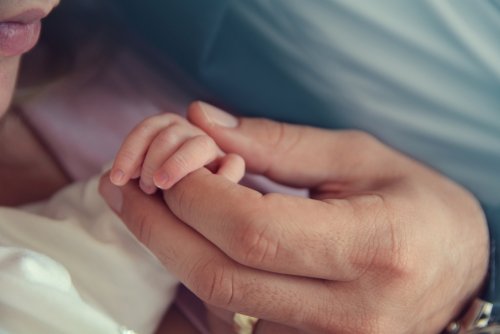 Padres con su bebé tras el nacimiento pensando en la custodia compartida.