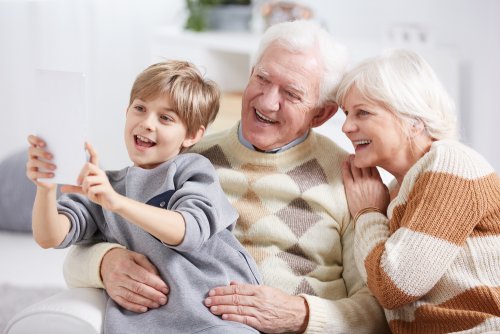 Nieto haciéndose un selfie con sus abuelos.