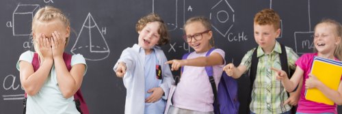 Niña víctima de bullying en clase, uno de los colectivos más vulnerables a sufrir acoso escolar.