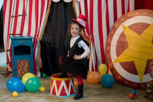 Niña domadora de leones de un circo.