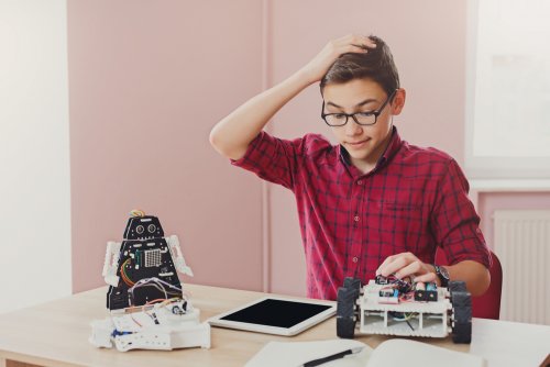 Niño dándose cuenta de que equivocarse en bueno para aprender.