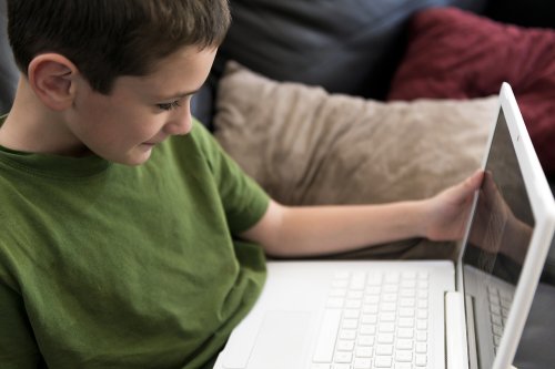 Niño con un ordenador con acceso a internet.