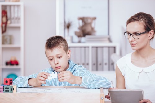 Niño formando un puzzle como parte del aprendizaje basado en retos.