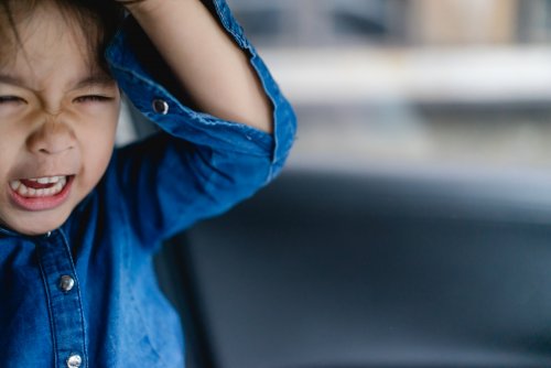 Niño con una rabieta descomunal.