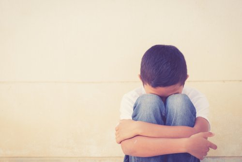 Niño sufriendo acoso escolar o bullying.