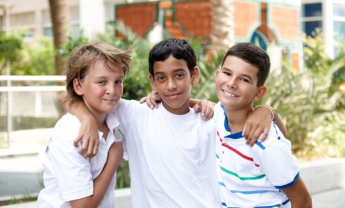 Niños de diferentes culturas abrazados.